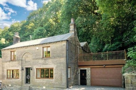 Spring Wood Cottage, cosy & luxurious - sleeps 16 with indoor hot tub spa room!