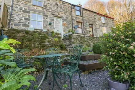 2 BRYN EGLWYS, family friendly, character holiday cottage in Prenteg