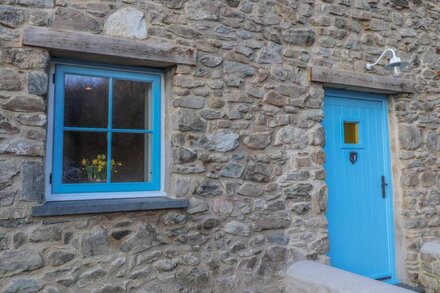 DOLWYLAN BARN, pet friendly, character holiday cottage in New Quay