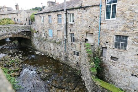 THE HAYLOFT, pet friendly, luxury holiday cottage in Hawes