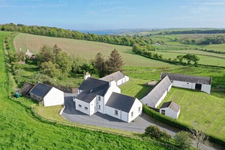 4* Coastal Estate Farmhouse Close to Pretty Beach. Wonderful Coastal Paths & Woodland Walks