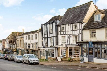 Spacious Cotswold High Street apartment in Burford  - Windrush