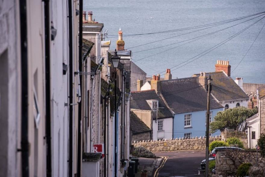 Beautiful, family friendly Cottage with sea views of Chesil Beach