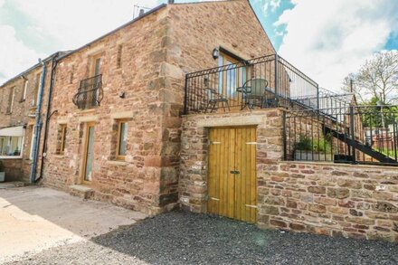 APPLE TREE COTTAGE, pet friendly, with hot tub in Kirkby Stephen