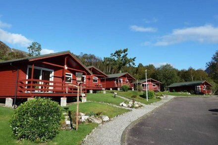 Dog-friendly lochside chalet with balcony, stunning mountain views!