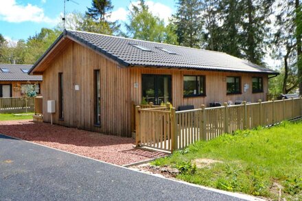 BROKEN-SKY LODGE, pet friendly, with hot tub in Otterburn