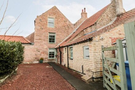 BRIDGE END BOTHY, pet friendly, character holiday cottage in Wooler