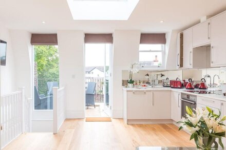 Luxury Flat with SW balcony in Fulham Broadway