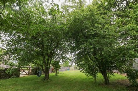 LIMERS COTTAGE, family friendly, character holiday cottage in Longnor