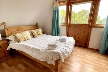 A lovely 3-bedroom holiday lodge (with a hot tub) in Devon. Pet-friendly.