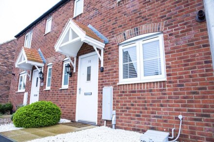 Modern House in Stratford upon Avon with Free Wifi, Private Parking & Netflix