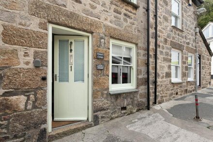 Painter's Cottage in the heart of St Ives, very close to sea front at harbour, great base to explore from! Free WiFi