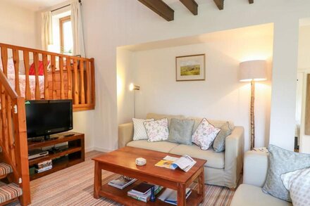 WOODSTOCK COTTAGE, pet friendly, with open fire in Chardstock, Devon