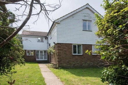 Large detached house near town centre, country park and clifftops