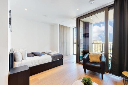 REM - Superb Studio in Greenwich with balcony & roof top