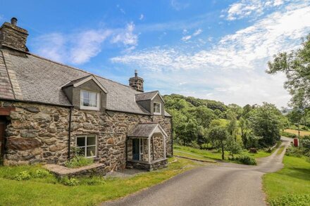 TY GLAN YR AFON, pet friendly, with open fire in Dolgellau