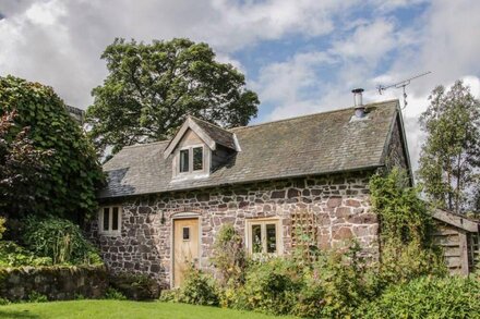 BIRCHOPE BYRE, family friendly, character holiday cottage in Wentnor