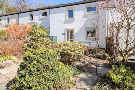 ANNES COTTAGE, character holiday cottage, with a garden in Keswick