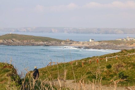 8 CRIBBAR, pet friendly, country holiday cottage in Newquay