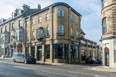 Newly refurbished beautiful town centre apartment