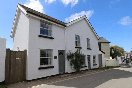 Old Shop Cottage a charming cottage in the picturesque beach village of Bantham.