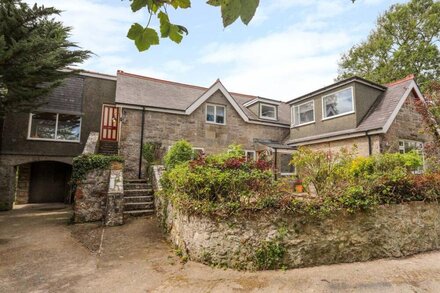 GORWEL, pet friendly, character holiday cottage in Moelfre