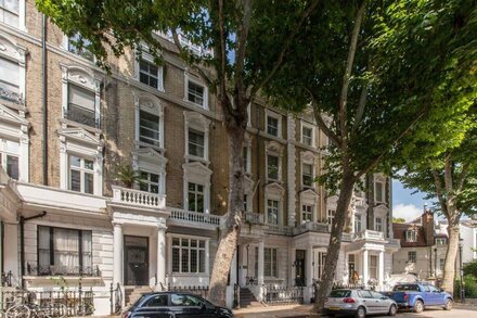 Luxury Highly Functional Notting Hill Flat, Ideal for Singles/Couples