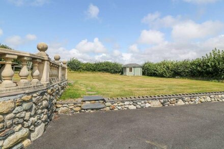 DYSYNNI, pet friendly, character holiday cottage in Tywyn