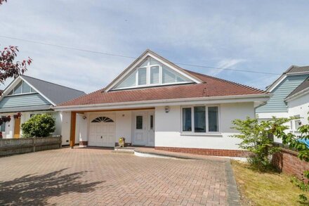 27 WICK LANE, family friendly, with a garden in Christchurch