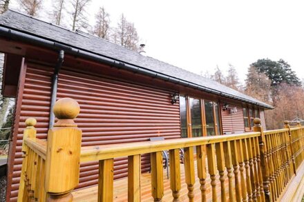 FERSIT LOG COTTAGE, pet friendly, with hot tub in Spean Bridge