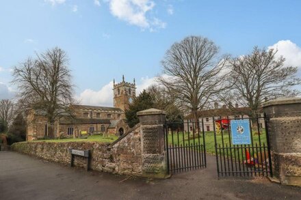 SAGE COTTAGE, family friendly, character holiday cottage in Caistor