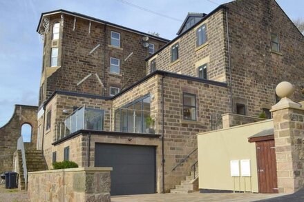 'Swallow View' A large luxury Apart. with stunning views over Matlock