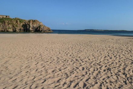 SEA DRIFT, family friendly, country holiday cottage in Tenby