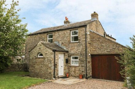 BARN HOUSE, family friendly, with open fire in Thornton Rust