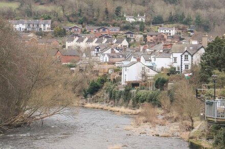 CHURCH STREET COTTAGE, pet friendly, with open fire in Llangollen