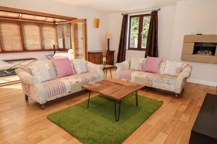 WALWORTH CASTLE LODGE, pet friendly, with hot tub in Darlington