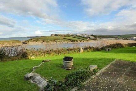 PORTH VIEW, pet friendly, luxury holiday cottage in Porth