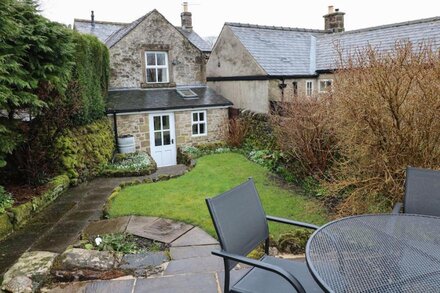 WALTON COTTAGE, family friendly, character holiday cottage in Winster