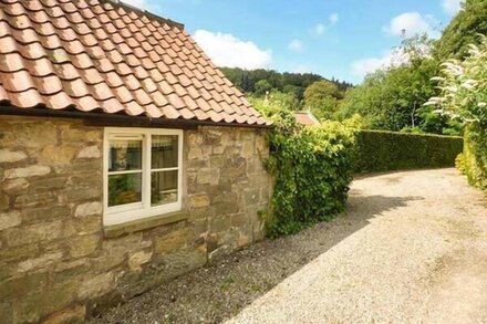 BECKSIDE, luxury holiday cottage, with a garden in Lastingham