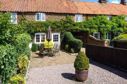 KATH'S COTTAGE, country holiday cottage, with a garden in Heacham