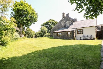 GARDEN COTTAGE, character holiday cottage in Sparrowpit