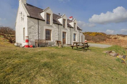 RED CHIMNEYS COTTAGE, family friendly, with open fire in Dunvegan