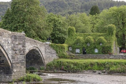 ROYAL OAK FARM COTTAGE, character holiday cottage in Betws-Y-Coed