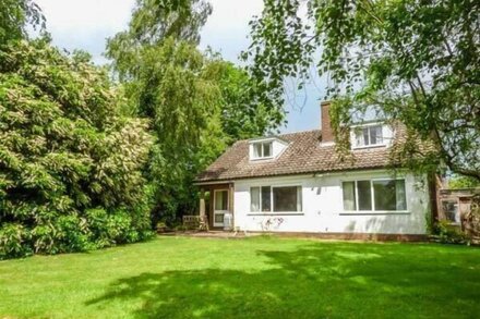 SWAN DYKE COTTAGE, pet friendly, country holiday cottage in Horning