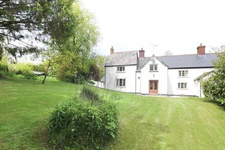 EASTCOTT FARMHOUSE, family friendly, with a garden in Whitstone