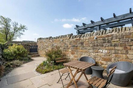 Country cottage close to the Peak District with stunning Holme Valley views