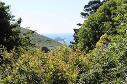 Rural retreat, beautiful sea views, lush tropical garden & parking