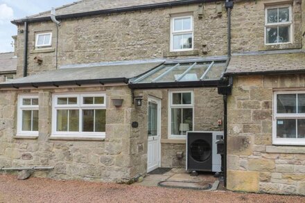 RED SQUIRREL COTTAGE, 5 BIDDLESTONE, family friendly in Rothbury