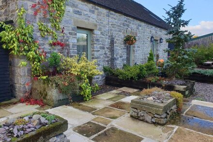 SPINGLE BARN, pet friendly, luxury holiday cottage in Monyash