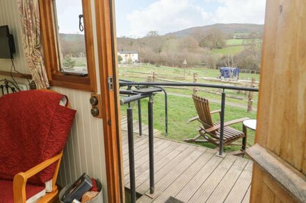 THE SHIRE HUT, pet friendly, character holiday cottage in St Asaph